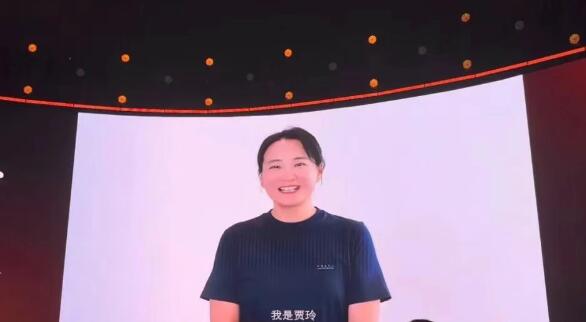 贾玲最新动态:正在拍摄新片《转念花开》