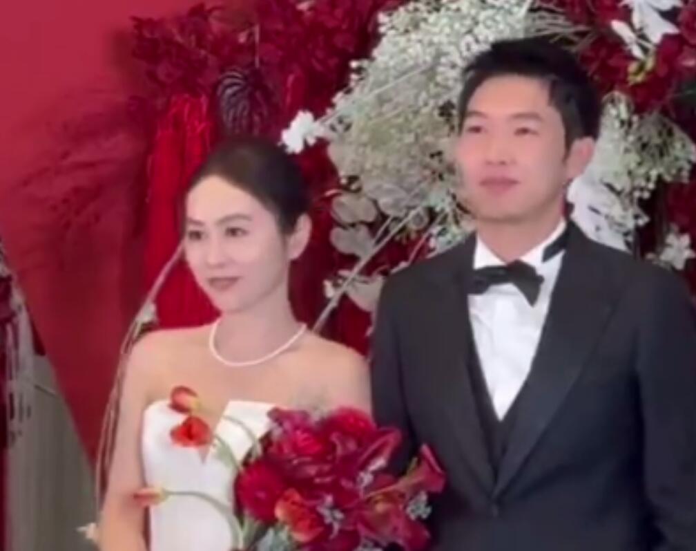 杨蒙恩刘培钰举行婚礼 脱口秀演员化身伴郎团